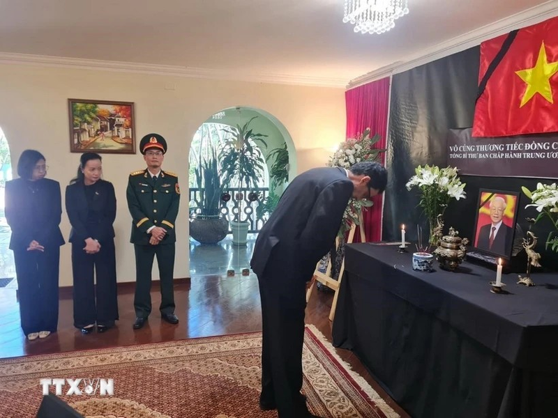 El viceministro de Relaciones Exteriores, Eduardo Saboia, rinde homenaje al secretario general del Partido Comunista de Vietnam, Nguyen Phu Trong. (Fuente: Embajada vietnamita en Brasil)