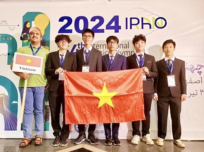 Estudiantes vietnamitas ganan dos medallas de oro y tres de plata en la Olimpiada Internacional de Física de 2024. (Foto: VNA)