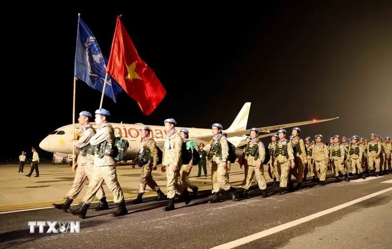 El primer equipo de ingenieros militares de Vientam llegó al aeropuerto internacional de Noi Bai, completando su misión en la Misión UNISFA. (Foto: VNA)