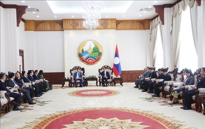 En el encuentro entre el primer ministro de Laos, Sonexay Siphandone y la delegación de la Academia de Ciencias y Tecnología de Vietnam (Fuente: VNA)