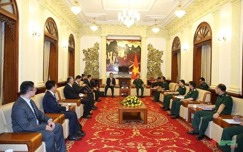 El viceministro de Defensa de Vietnam, teniente general Hoang Xuan Chien, recibió hoy aquí a una delegación de la Administración Nacional de Inmigración de China, encabezada por su subdirector Li Junjie. (Fuente: VNA)