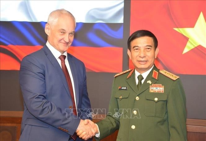 El general Phan Van Giang, ministro de Defensa de Vietnam, sostuvo conversaciones con su homólogo ruso, Andrey Removich Belousov. (Fuente:VNA)