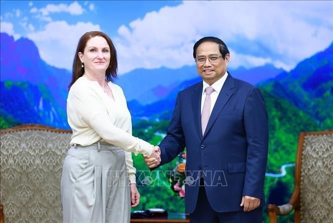 El primer ministro vietnamita, Pham Minh Chinh, recibió en Hanói a la embajadora de Nueva Zelanda en el país, Caroline Beresford. (Fuente:VNA)