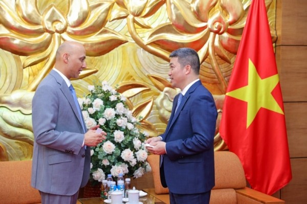 El presidente de la Unión de Organizaciones de Amistad de Vietnam (VUFO), Phan Anh Son, recibe al embajador de la Unión de Emiratos Árabes Unidos (EAU), Bader Abdulla Almatrooshi.