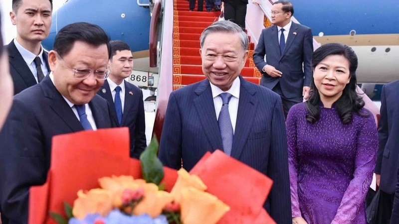 El secretario general del Partido Comunista y presidente de Vietnam, To Lam, y su esposa llegan al aeropuerto internacional de Baiyun, la ciudad de Guangzhou, provincia de Guangdong, China.