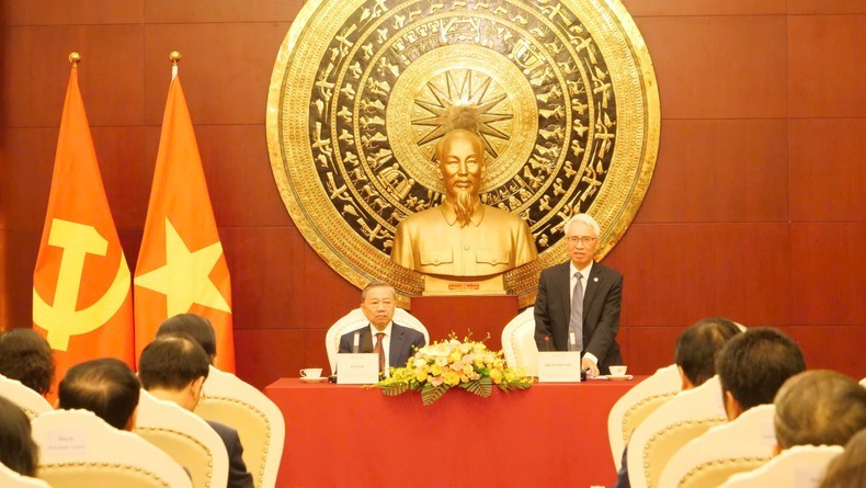 El secretario general del Partido Comunista y presidente de Vietnam, To Lam, visita la Embajada de Vietnam en China y conversa con representantes de la comunidad vietnamita en China.