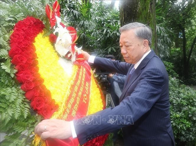 El secretario general del Partido Comunista y presidente de Vietnam, To Lam, deposita flores ante la tumba del mártir Pham Hong Thai. (Fuente: VNA)