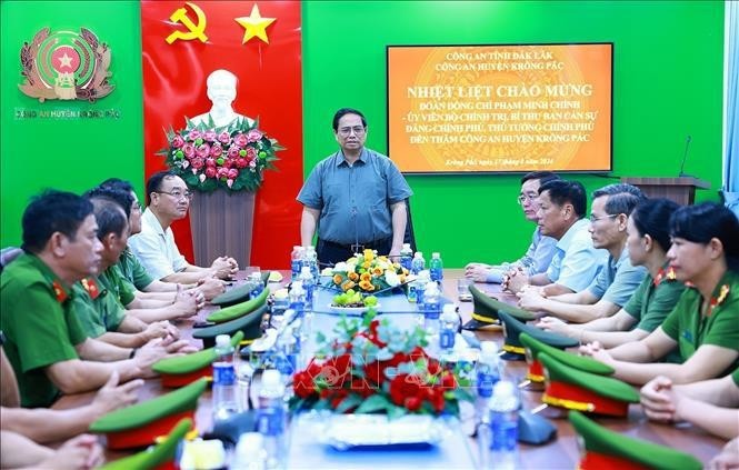 El primer ministro Pham Minh Chinh sostiene una reunión de trabajo con la policía del distrito de Krong Pac. (Fuente: VNA)