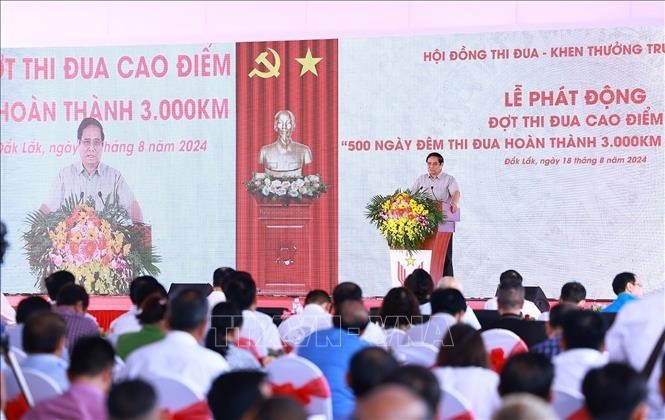 El primer ministro de Vietnam, Pham Minh Chinh, lanza una campaña de emulación para completar tres mil kilómetros de autopista en 500 días y noches. (Fuente: VNA)