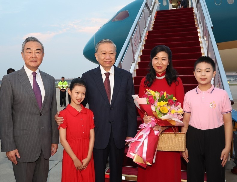 El secretario general del Partido Comunista y presidente de Vietnam, To Lam, y su esposa fueron recibidos por el miembro del Buró Político, jefe de la Oficina de la Comisión de Asuntos Exteriores del Comité Central del Partido Comunista de China y ministro de Relaciones Exteriores, Wang Yi. (Foto: VNA)