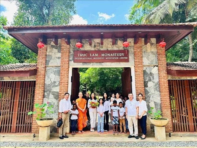 La embajadora vietnamita en Sri Lanka, Trinh Thi Tam, en el Monasterio Zen Truc Lam en la ciudad de Kandy. (Fuetne: VNA)