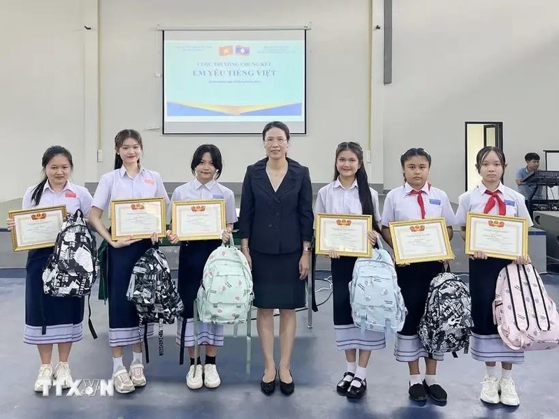 La cónsul general de Vietnam en Savannakhet, Dang Thi Hai Tam, y las ganadoras. (Fuetne: VNA)