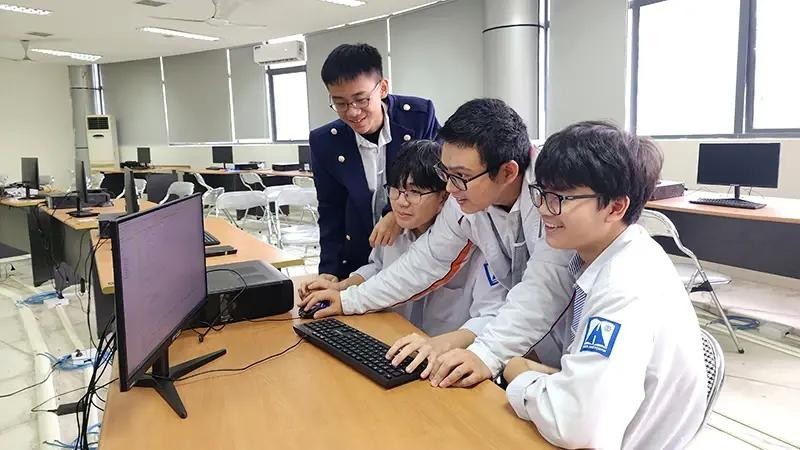 Lecciones sobre plataformas tecnológicas digitales para estudiantes de escuela preuniversitaria para educandos dotados Hanoi - Amsterdam (Hanói). (Fuente: nhandan.vn)