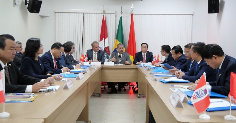 Nguyen Trong Nghia, miembro del Buró Político y jefe de la Comisión de Propaganda y Educación del Comité Central del Partido Comunista de Vietnam, firma un memorando de entendimiento con Luciana Santos, presidenta del Partido Comunista y ministra de Ciencia, Tecnología e Innovación de Brasil, en Brasilia. (Foto: VNA)