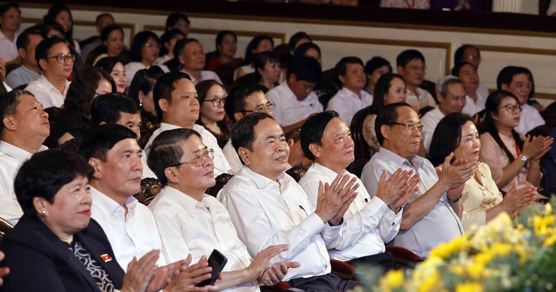 El presidente de la Asamblea Nacional Tran Thanh Man y los delegados asisten al programa artístico. (Fuente: VNA)