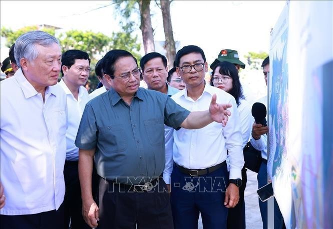 El primer ministro de Vietnam, Pham Minh Chinh, inspecciona el proyecto de invasión marina para una zona de libre comercio. (Foto: VNA)