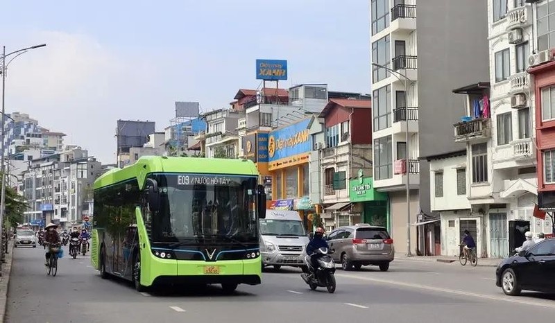 Hanói ha implementado más rutas de autobuses eléctricos para reducir las emisiones de gases de efecto invernadero. (Fuente: Vietnam+)