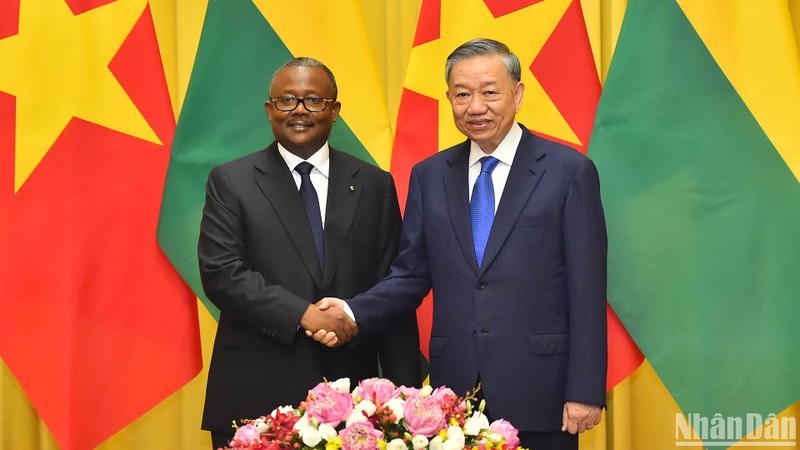 El secretario general del Partido Comunista y presidente de Vietnam, To Lam, y el presidente de Guinea-Bissau, Umaro Sissoco Embaló.