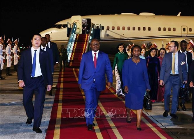 Ceremonia de bienvenida al presidente de la República de Guinea-Bissau, Umaro Sissoco Embaló, y su esposa, en el aeropuerto de Noi Bai. (Foto: VNA)