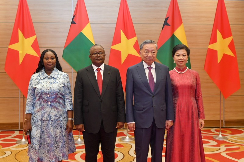 El secretario general del Partido Comunista y presidente de Vietnam, To Lam, preside el banquete en honor al presidente de Guinea-Bissau, Umaro Sissoco Embaló. 