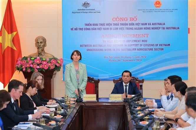 La embajadora adjunta de Australia en Vietnam Renée Deschamps habla en el evento. (Foto: VNA)