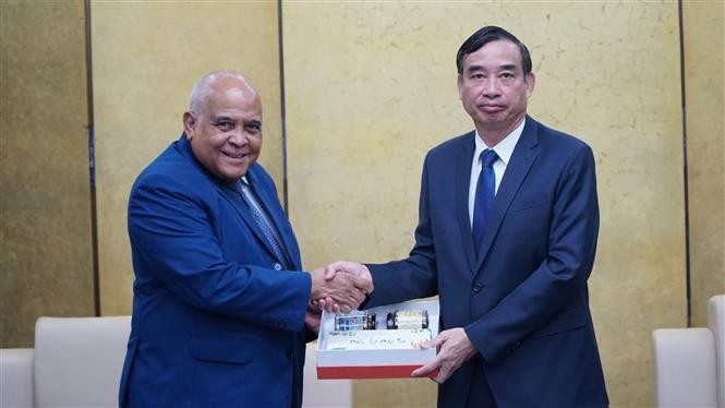 El vicesecretario del Comité del Partido Comunista de Vietnam en Da Nang y presidente del Comité Popular municipal, Le Trung Chinh, recibe a Orlando Hernández Guillén, embajador de Cuba en Hanói. (Foto: VNA)