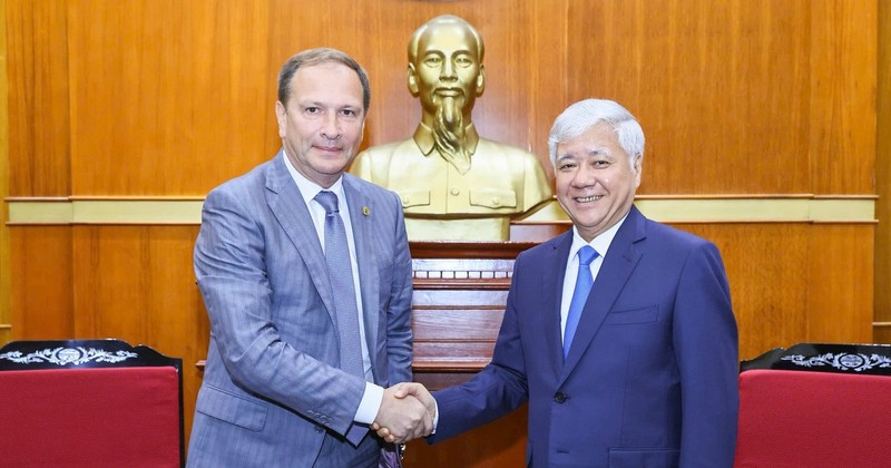 El presidente del Comité Central del Frente de la Patria de Vietnam, Do Van Chien, recibió hoy aquí a una delegación de la Cámara Cívica de la Federación Rusa encabezada por su vicepresidente, Alexander Shkolnik. (Fuente: VNA)