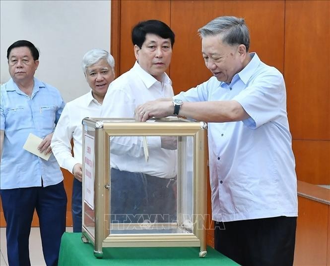 El secretario general del Partido Comunista y presidente de Vietnam, To Lam, y otros funcionarios recaudan fondos para ayudar a las víctimas de la tormenta. (Foto: VNA)