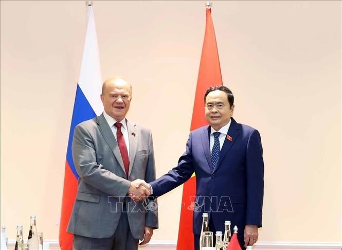 El titular de la Asamblea Nacional de Vietnam, Tran Thanh Man (derecha), recibe al presidente del Partido Comunista de Rusia, Gennady Zyuganov. (Foto: VNA)