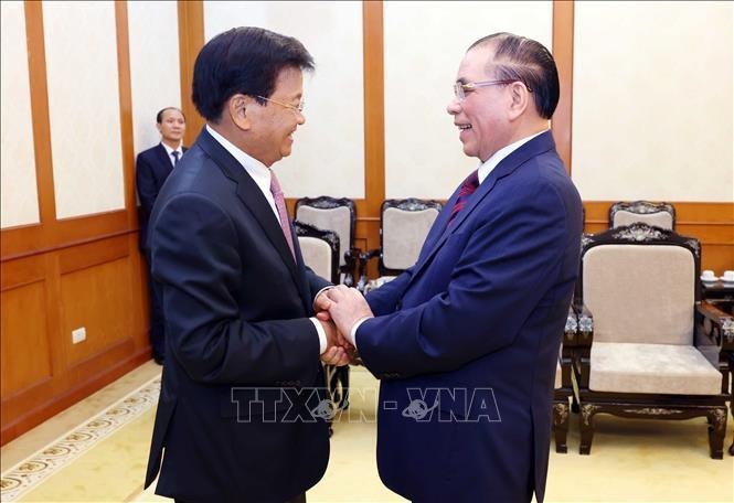 El secretario general del Partido Popular Revolucionario y presidente de Laos, Thongloun Sisoulith (izquierda), se reúne con el exsecretario general del Partido Comunista de Vietnam Nong Duc Manh. (Foto: VNA)