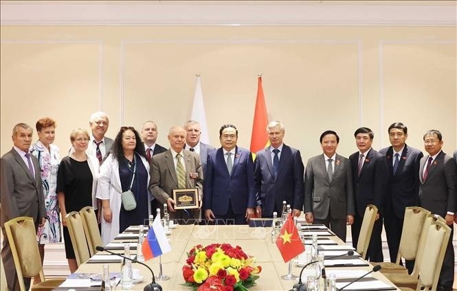 El presidente de la Asamblea Nacional de Vietnam, Tran Thanh Man, y representantes de la Asociación de Amistad Rusia-Vietnam y de la Asociación de Veteranos rusos que participaron en la guerra pasada en Vietnam. (Foto: VNA)