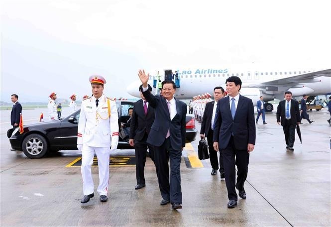 El secretario general del Partido Popular Revolucionario y presidente de Laos, Thongloun Sisoulith, llega a Hanoi. (Fuente: VNA)