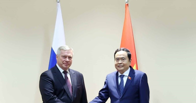 El presidente de la Asamblea Nacional (Parlamento) de Vietnam, Tran Thanh Man, con Vasily Golubev, gobernador del óblast de Rostov. (Fuente: VNA)