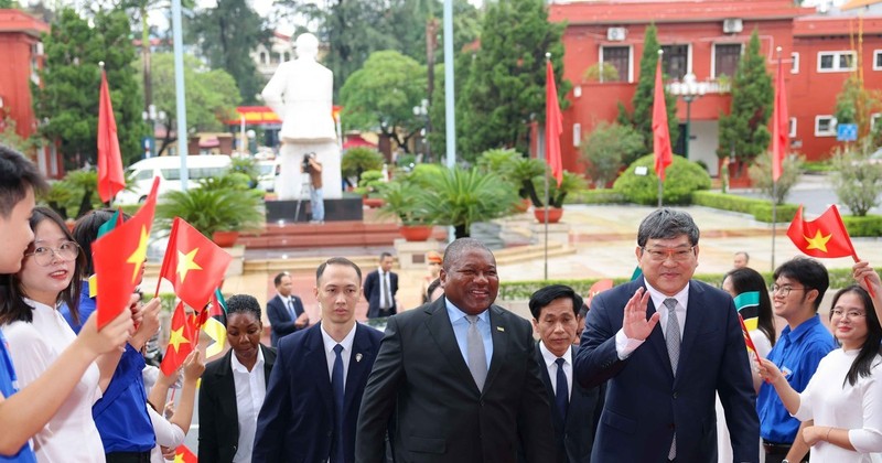 El presidente de Mozambique, Filipe Jacinto Nyusi, visita la Academia Nacional de Política Ho Chi Minh (Fuente: VNA)