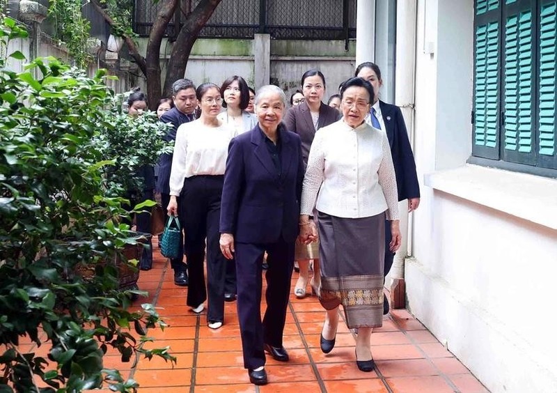 Naly Sisoulith, esposa del secretario general del Comité Central del Partido Popular Revolucionario y presidente de Laos, Thongloun Sisoulith, visita a Ngo Thi Man, viuda del difunto secretario general del Comité Central del Partido Comunista de Vietnam, Nguyen Phu Trong. (Foto: VNA)