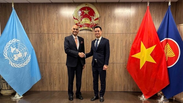 El embajador Dang Hoang Giang, jefe de la misión permanente de Vietnam ante la Organización de las Naciones Unidas, se reúne con su similar indio, Parvathaneni Harish.