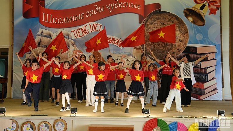 Los niños participan en un juego lingüístico en el festival. 