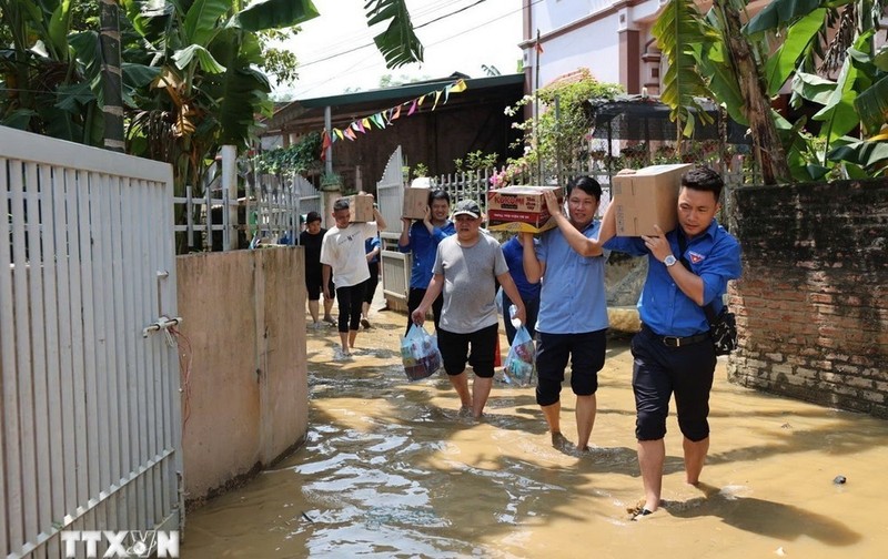 La delegación de la VNA visitaron y apoyaron directamente a los hogares afectados por la tormenta Yagi en el distrito de Ha Hoa, provincia de Phu Tho. (Fuente: VNA)