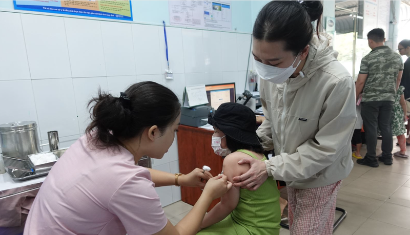 Ciudad Ho Chi Minh implementa la vacunación masiva contra el sarampión para niños de 6 a 10 años en septiembre de 2024. (Foto: VNA)