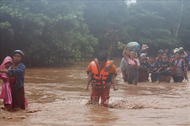 Equipos de rescate ayudan a evacuar a personas de zonas inundadas en Nay Pyi Taw, Myanmar, el 12 de septiembre de 2024. (Foto: Xinhua/VNA)