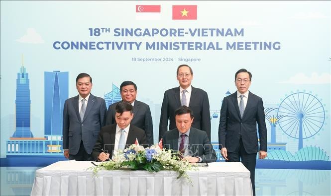 La firma de un memorando de entendimiento de cooperación entre la Agencia Empresarial de Singapur y el Departamento de Inversiones Extranjeras, dependiente del Ministerio de Planificación e Inversión de Vietnam. (Fuente:VNA)