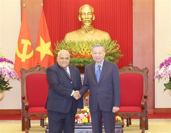 El secretario general del Partido y presidente de Vietnam, To Lam, y el embajador cubano en Hanói, Orlando Nicolás Hernández Guillén. (Fuente: VNA)