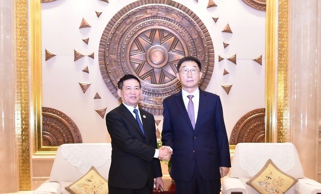 El viceprimer ministro vietnamita Ho Duc Phoc (izquierda) y Liu Ning, secretario del Comité del Partido Comunista de China y presidente del Comité Permanente de la Asamblea Popular de Guangxi (Foto: baochinhphu.vn)