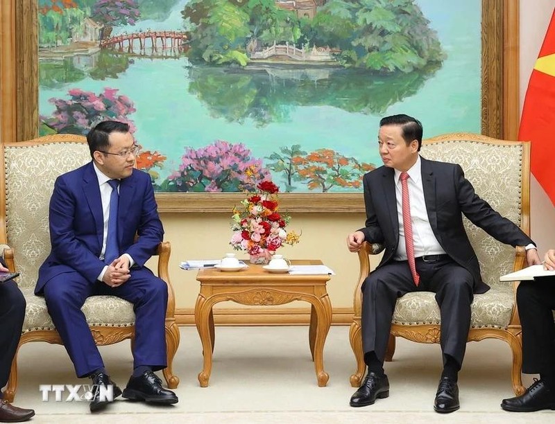 El viceprimer ministro de Vietnam Tran Hong Ha (derecho) recibe al director ejecutivo del grupo chino Geely Auto, Gan Jiayue. (Fuente: VNA)