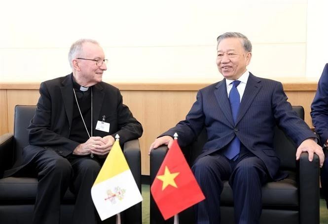 El secretario general del Partido Comunista de Vietnam y el presidente de país, To Lam (en la derecha), se reunió con el cardenal Secretario de Estado del Vaticano, Pietro Parolin. (Fuente: VNA)