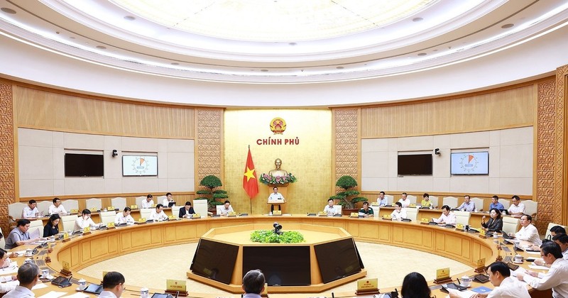 El primer ministro de Vietnam, Pham Minh Chinh, preside en Hanói una reunión gubernamental sobre elaboración de leyes. (Fuente: VNA)