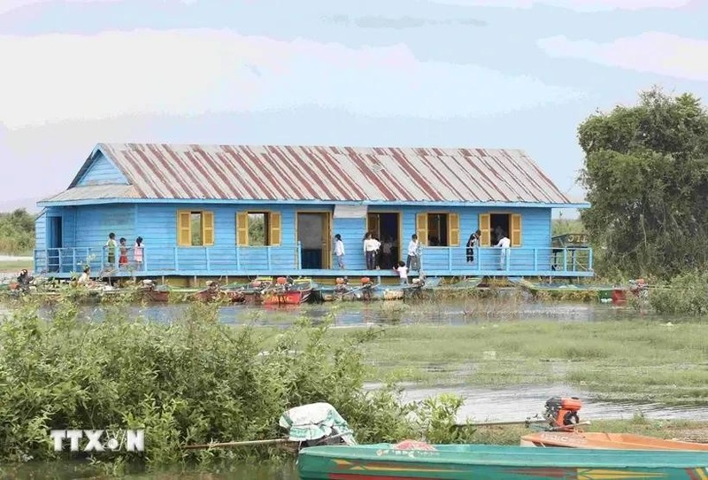 Una de las escuelas flotantes en el lago Tonlé. (Fuente: VNA)