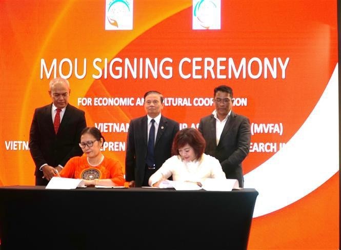 La firma de acuerdo de cooperación entre el Instituto de Investigación de Emprendedores Vietnam-Asean y la Asociación Malasia-Vietnam. (Fuente: VNA)