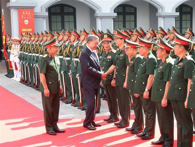 El secretario general del Partido Comunista y presidente de Vietnam, To Lam, visita el Departamento General de Inteligencia de Defensa del Ministerio de Defensa. (Fuente: VNA)