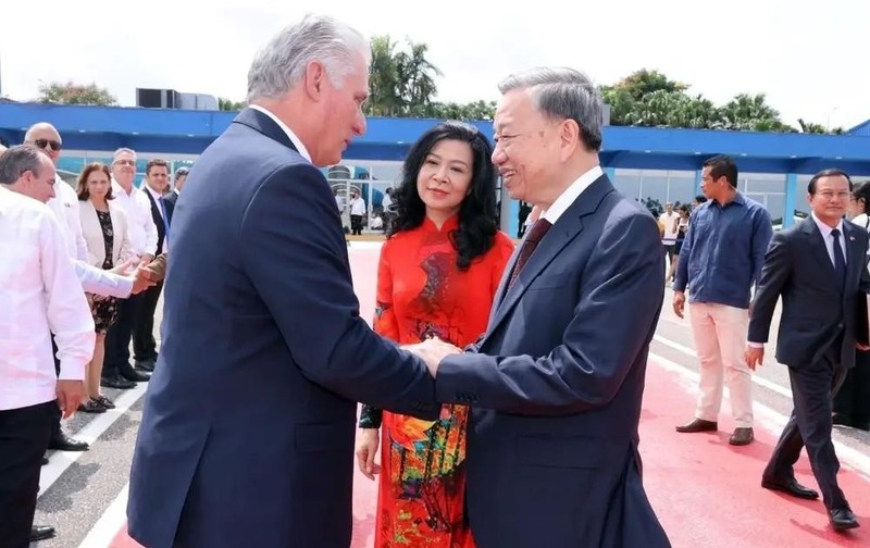 El primer secretario del Comité Central del Partido Comunista de Cuba y presidente del país, Miguel Díaz-Canel Bermúdez, despide al secretario general del Partido Comunista y presidente de Vietnam, To Lam, y su esposa en el Aeropuerto Internacional José Martí en La Habana. (Fuente: VNA)